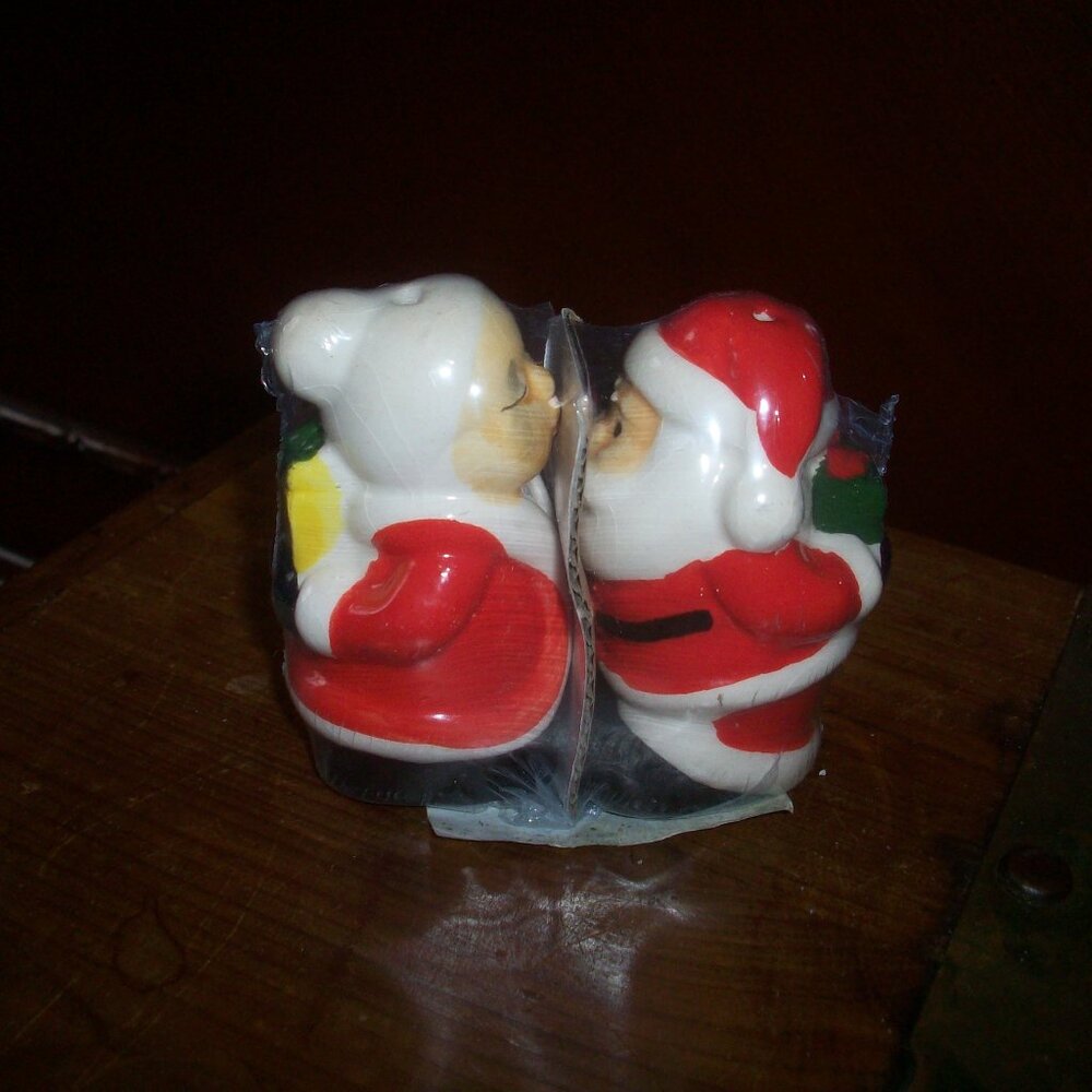 Mr Mrs Santa Claus Kissing 3" Salt Pepper Shaker Set Vintage, new